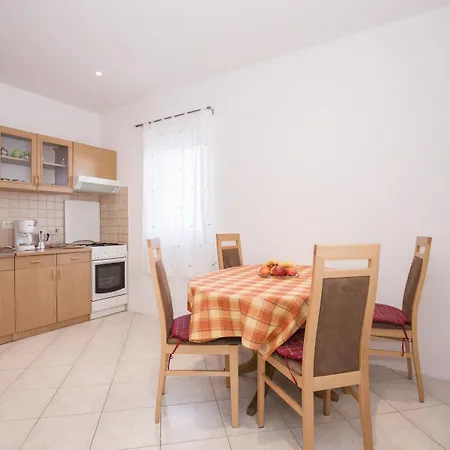 1282 * Fažana